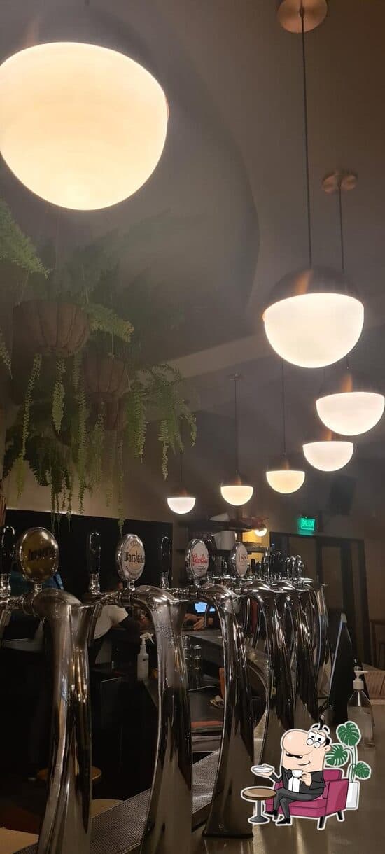 Interior con choperas en Plaza Gambrinus