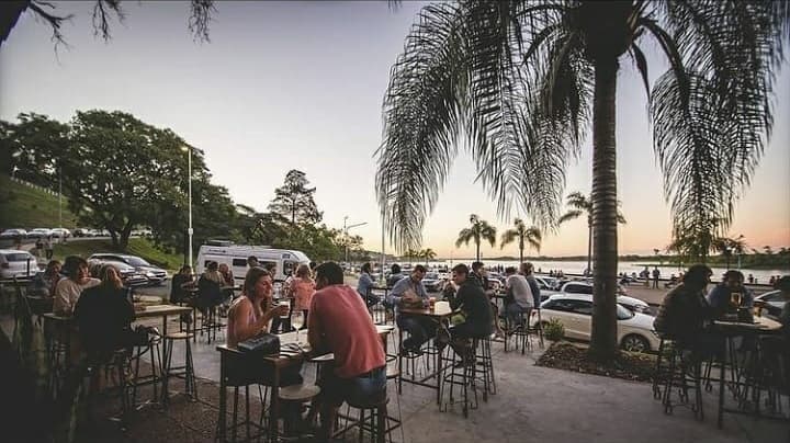Terraza de Plaza Gambrinus en la costanera al atardecer