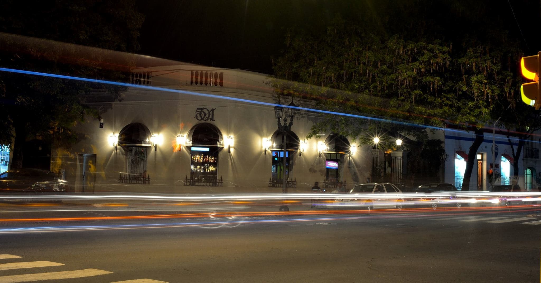 Fachada de Pasaje 501 de noche